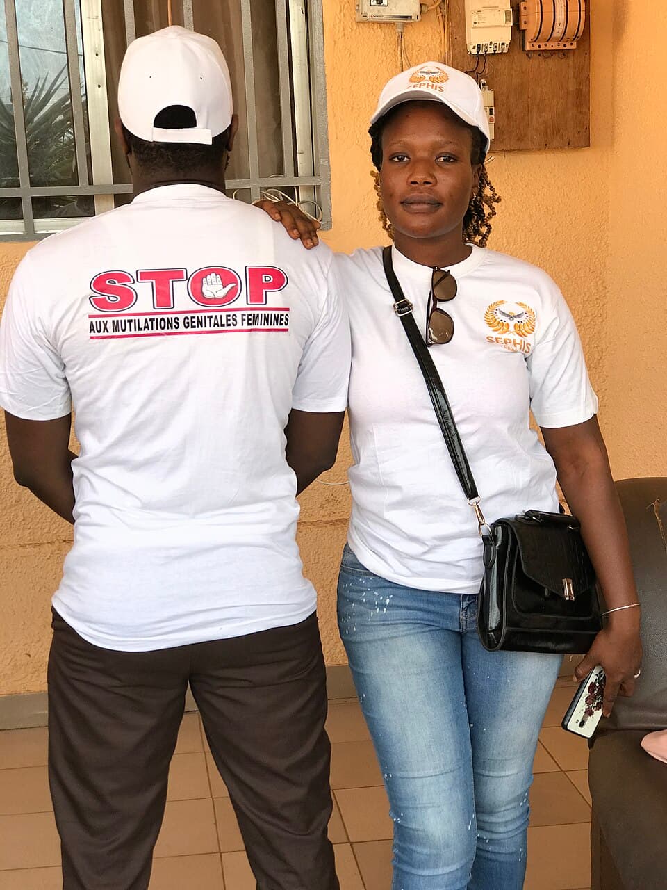 Deux membres d’une campagne de sensibilisation contre les mutilations génitales féminines en Guinée
